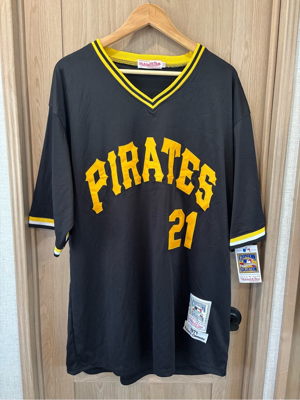 NWT Roberto Clemente Size 56 Jersey Mitchell & Ness Cooperstown Coll Pirates